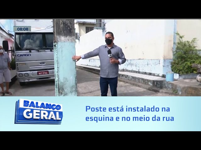 Inacreditável: Poste está instalado na esquina e no meio da rua