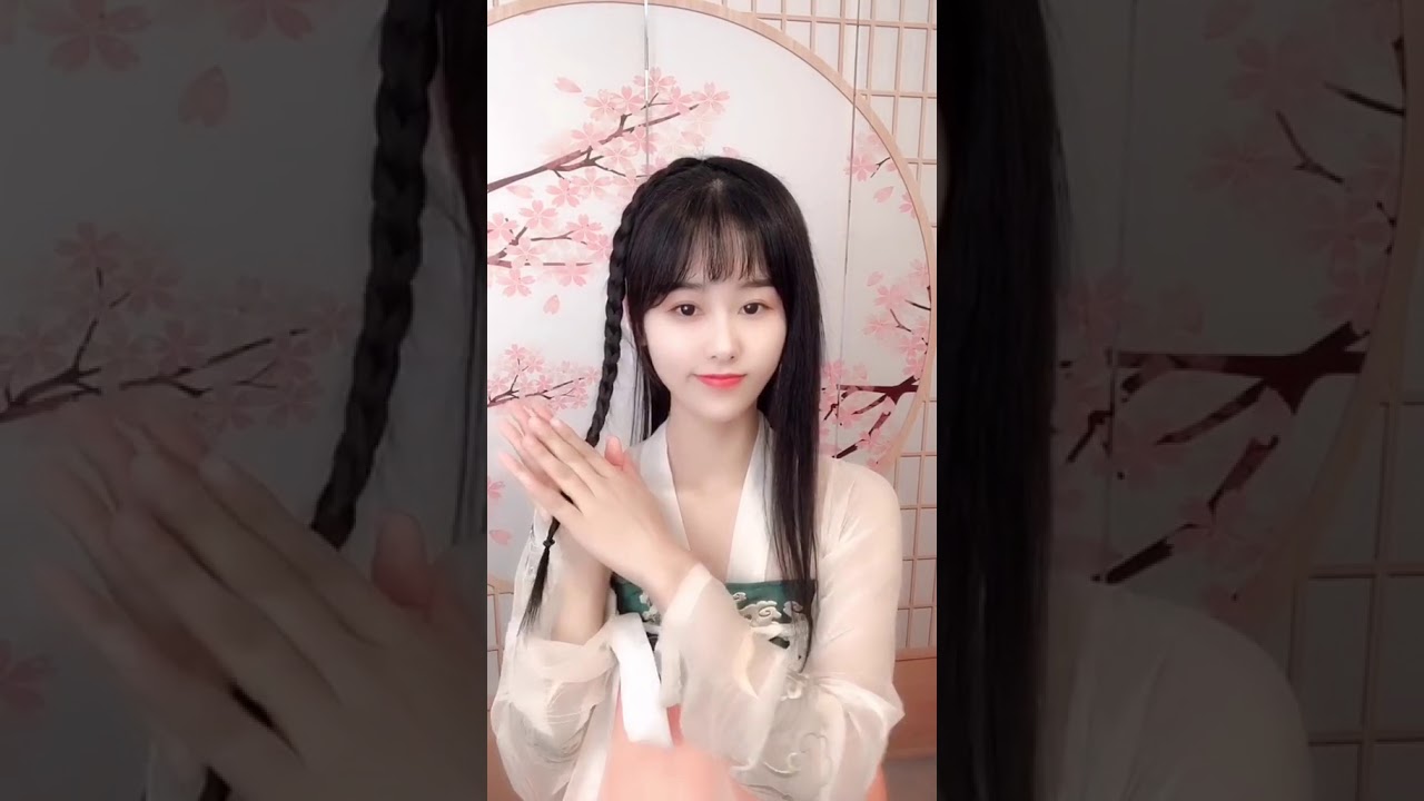 In China, the beautiful hair style of Hanfu is practical and simple