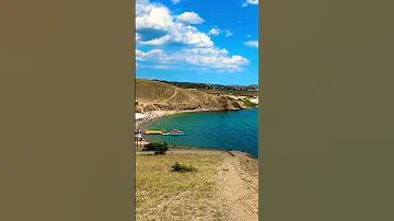 Пляж в Судаке. Вид с мыса Алчак на Меганом #крым #судак #пляж #отдыхвкрыму