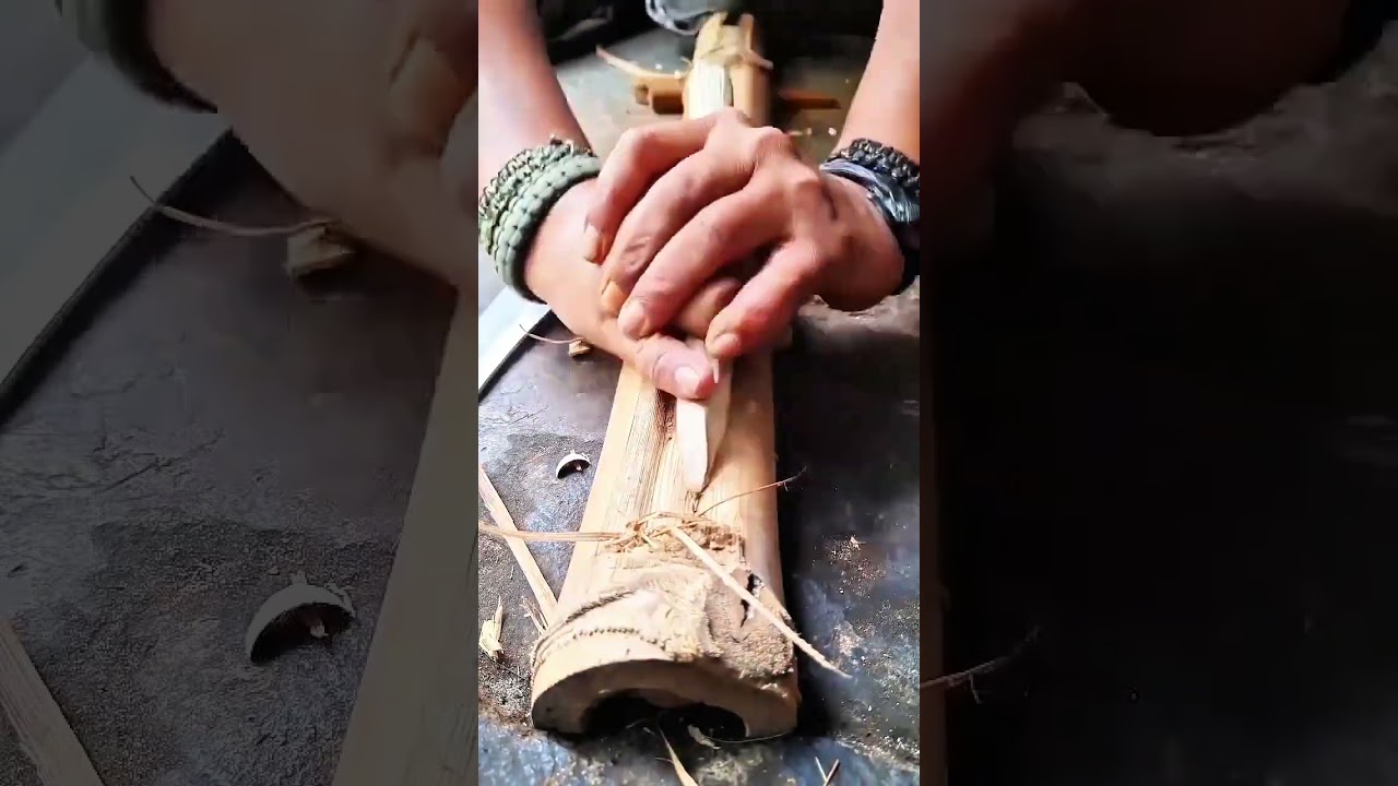 Hands carving split bamboo with small knife tool auf YouTube ansehen Hands carving split bamboo with small knife tool auf YouTube ansehen