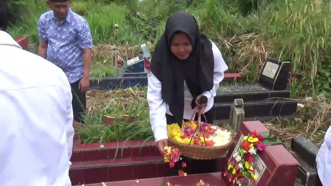 Tabur Bunga Pada Acara Ziarah Ke Makam Drs. H. Muhammad Saleh Bina 