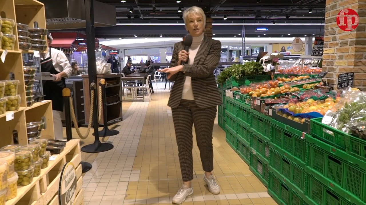 Nel reparto ortofrutta all'Iper La Grande i di Montebello della Battaglia