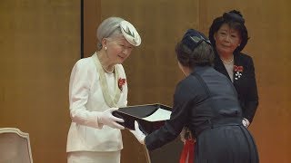 皇后さまら看護功績祝う ナイチンゲール記章授与式