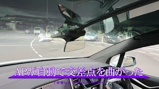 テスラのオートパイロットはミスりまくる…けど遂に初めて交差点を上手く曲がった
