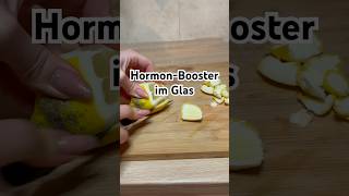 Hormon-Booster im Glas! Orange, Zitrone, Kurkuma, Ingwer, schwarzer Pfeffer, Honig und Wasser.