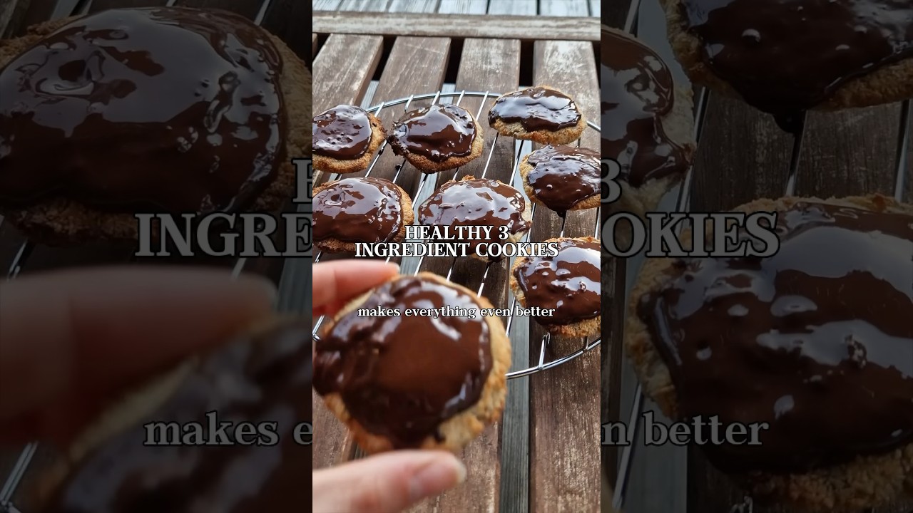 healthy and easy 3 ingredient cookies: banana, coconut and chocolate cookies! 🍌 🥥