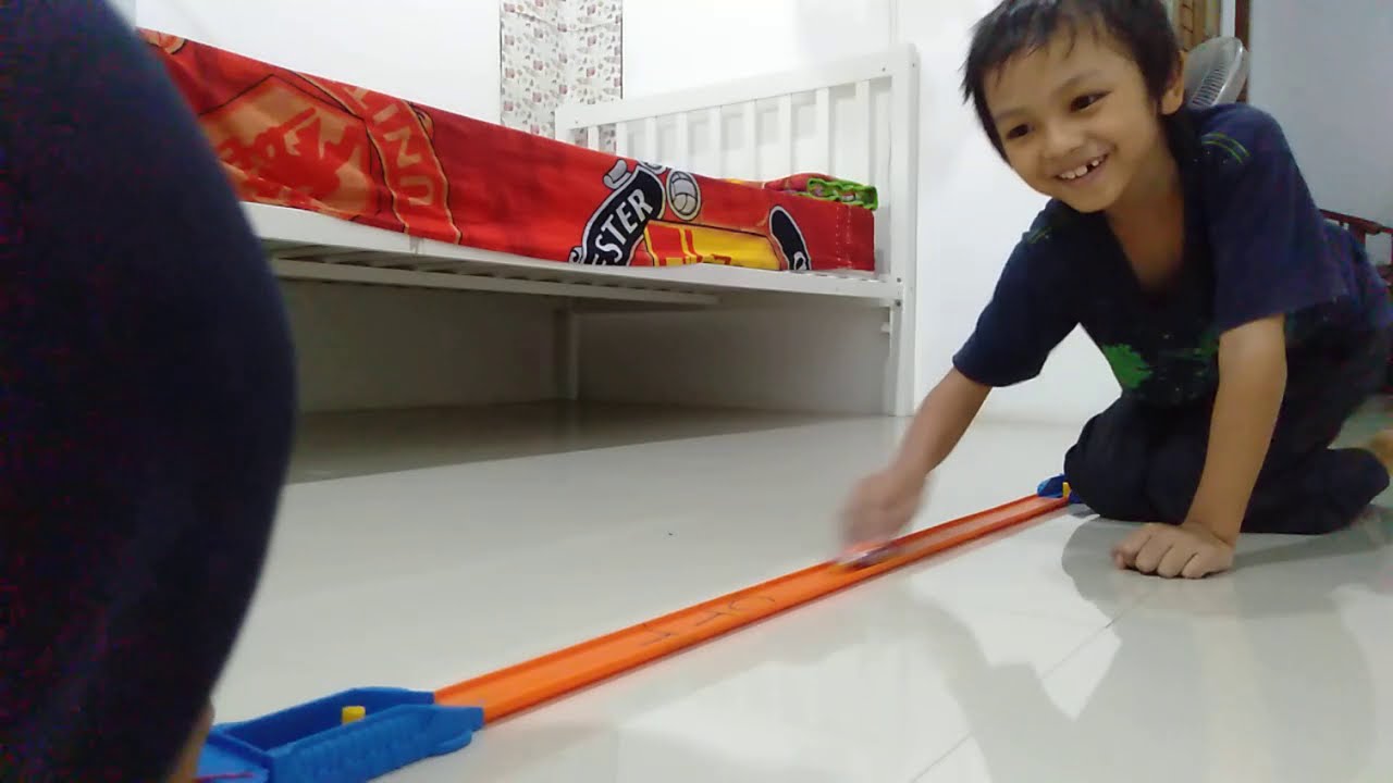 duel maut tabrakan mobil Hot Wheels - YouTube