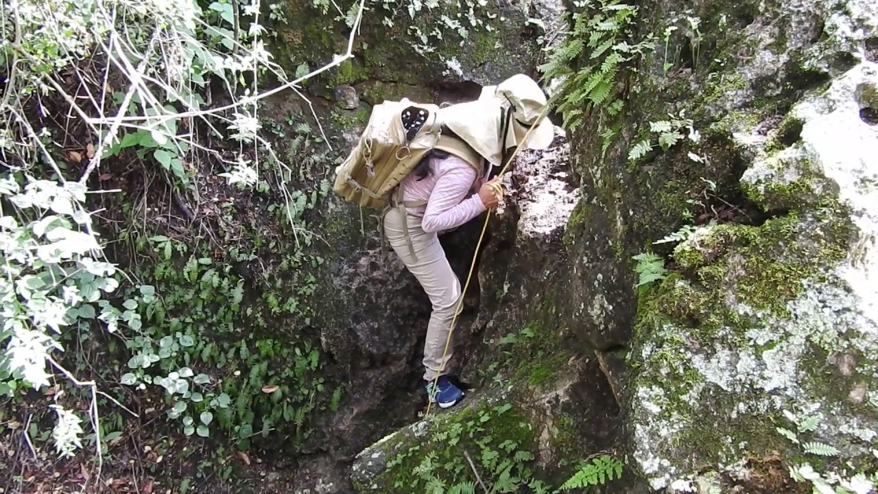 Descendiendo a las Grutas en Cañada de Galicia, Oaxaca.