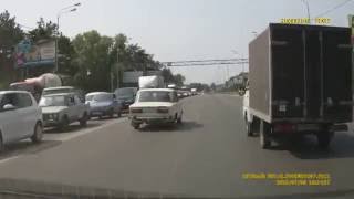 Водитель «Жигуля» чудом избежал аварии / avoid an accident