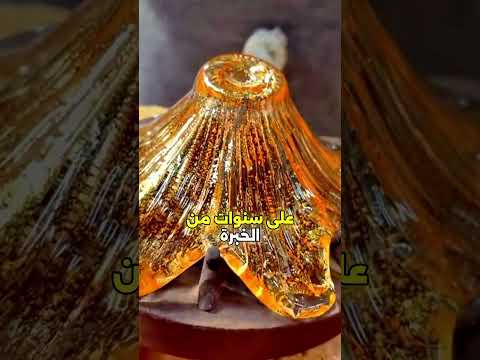 سحر الزجاج حين يلتقي الفن بالنار والرمل فن الزجاج حرفي الزجاج صناعة الزجاج الزجاج المنفو 