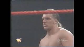 A Minor Kayfabe Break - Is Mr. Perfect selling the wrong leg?