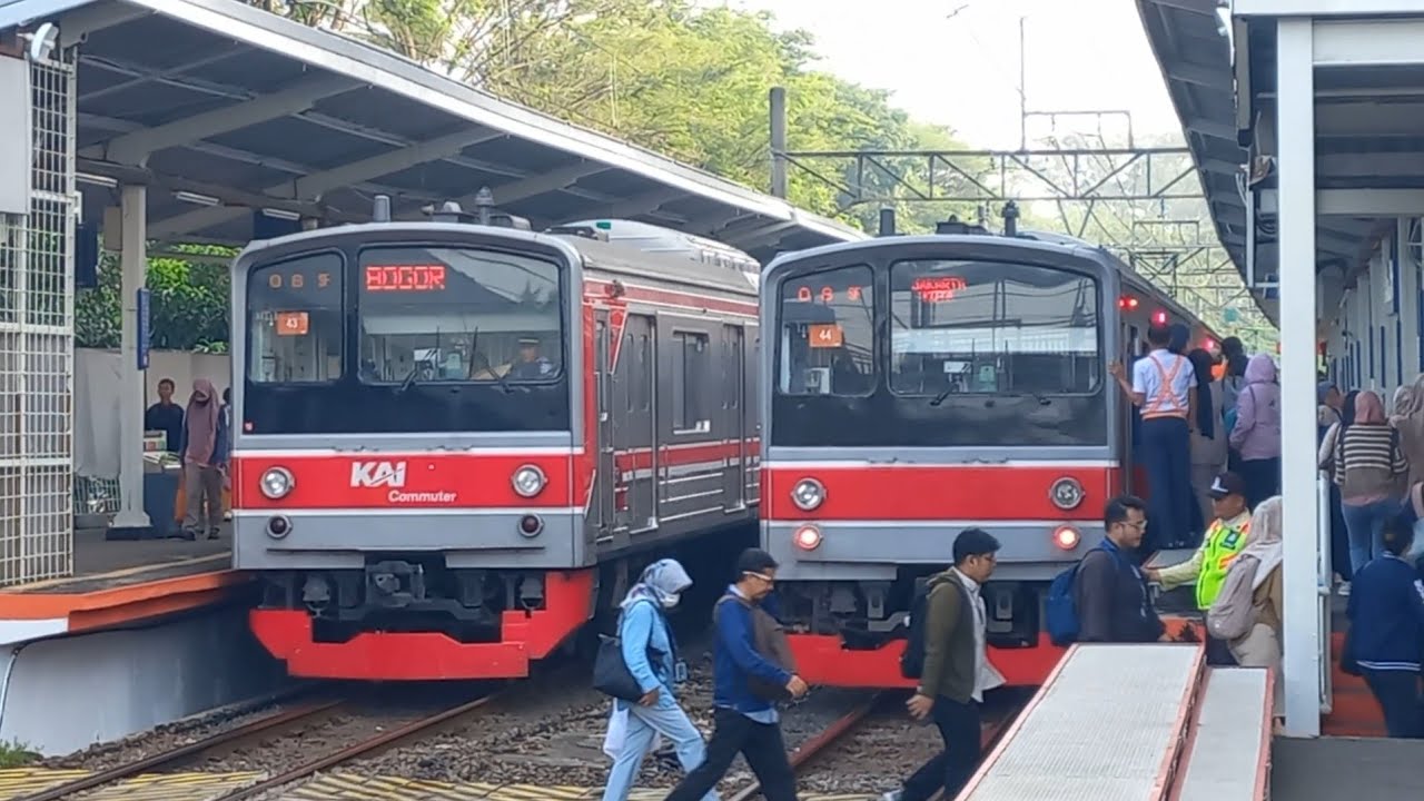 Papasan Jr 205 44 dan 43 8 gerbong di universitas indonesia