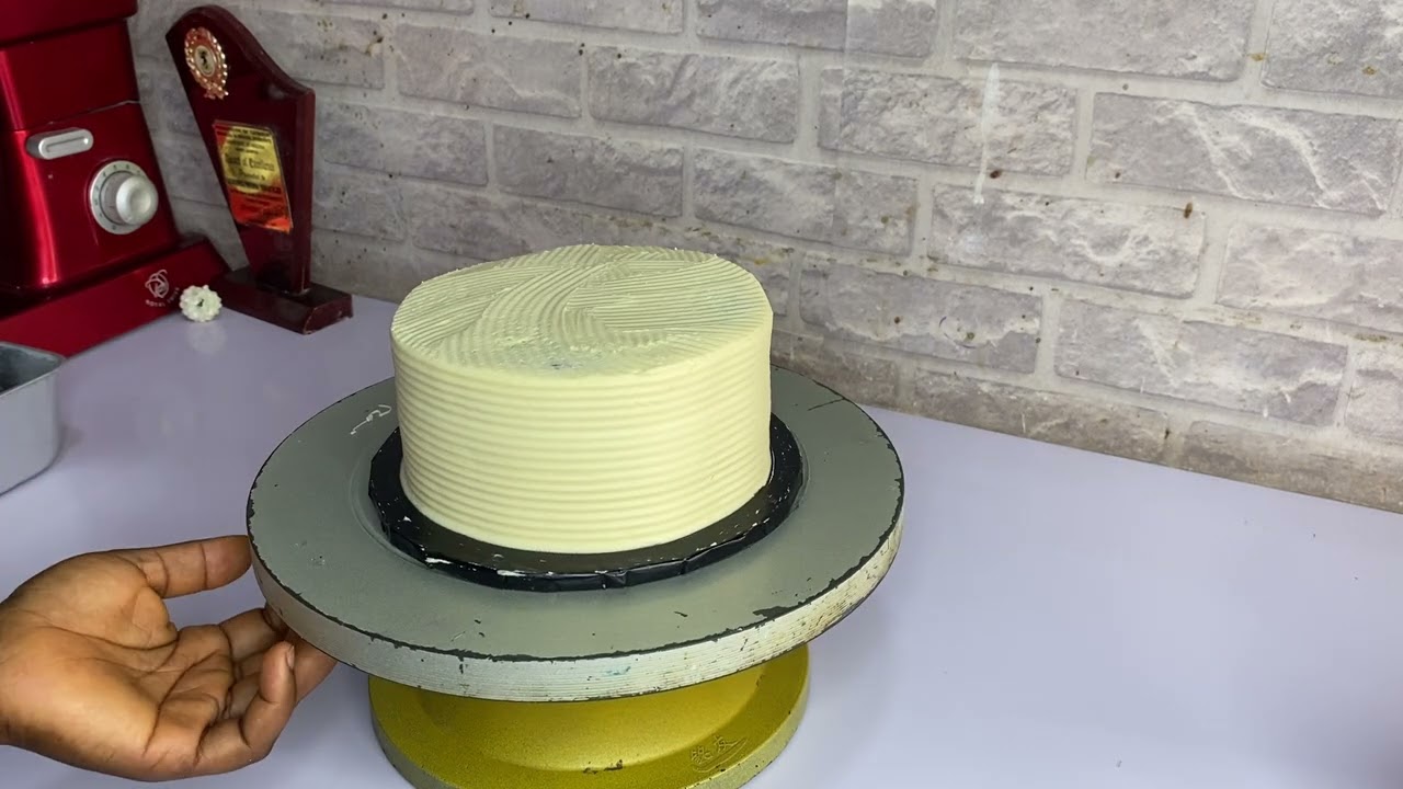 Easiest way to ice a cake (unedited video)