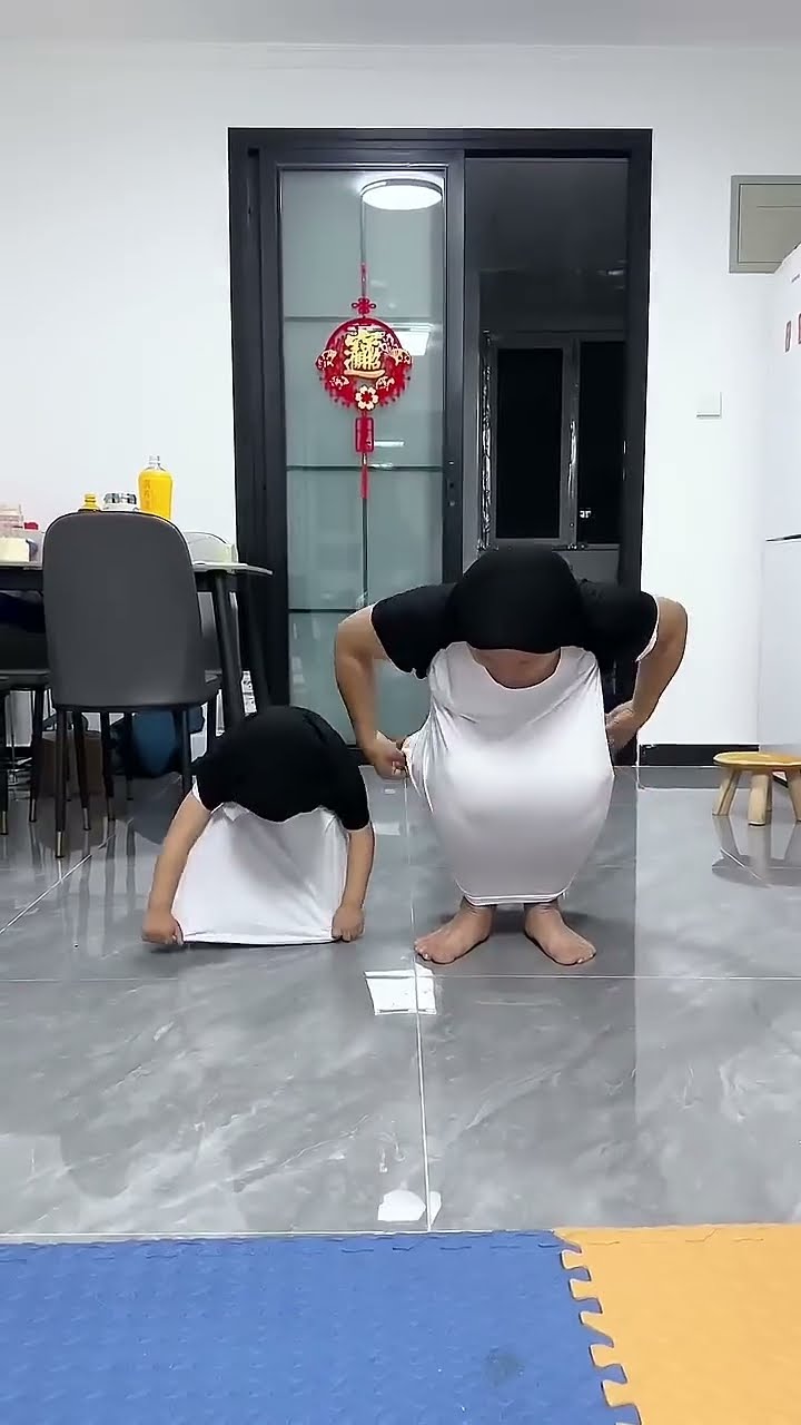 给儿子表演个才艺，父子俩秒变小企鹅！#呆萌小米宝#萌娃#熊孩子