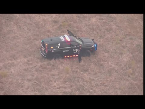 North Texas police chase ends on foot after suspect leaps over fence ...