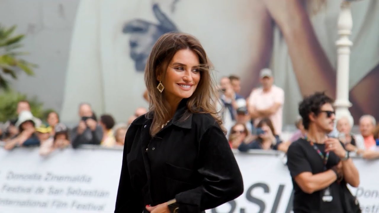 Penélope Cruz enamora con su look 'total black' en su llegada a San Sebastián