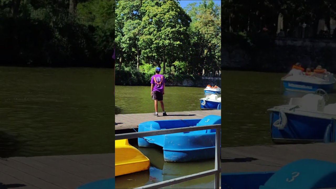 "Discover Metz Lake: Joyful Moments with Mini Boats"