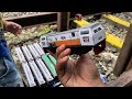 melintas!menemukan Dan menyusun Miniatur lokomotif gerbong kereta api di Rel KAI Kereta asli lewat