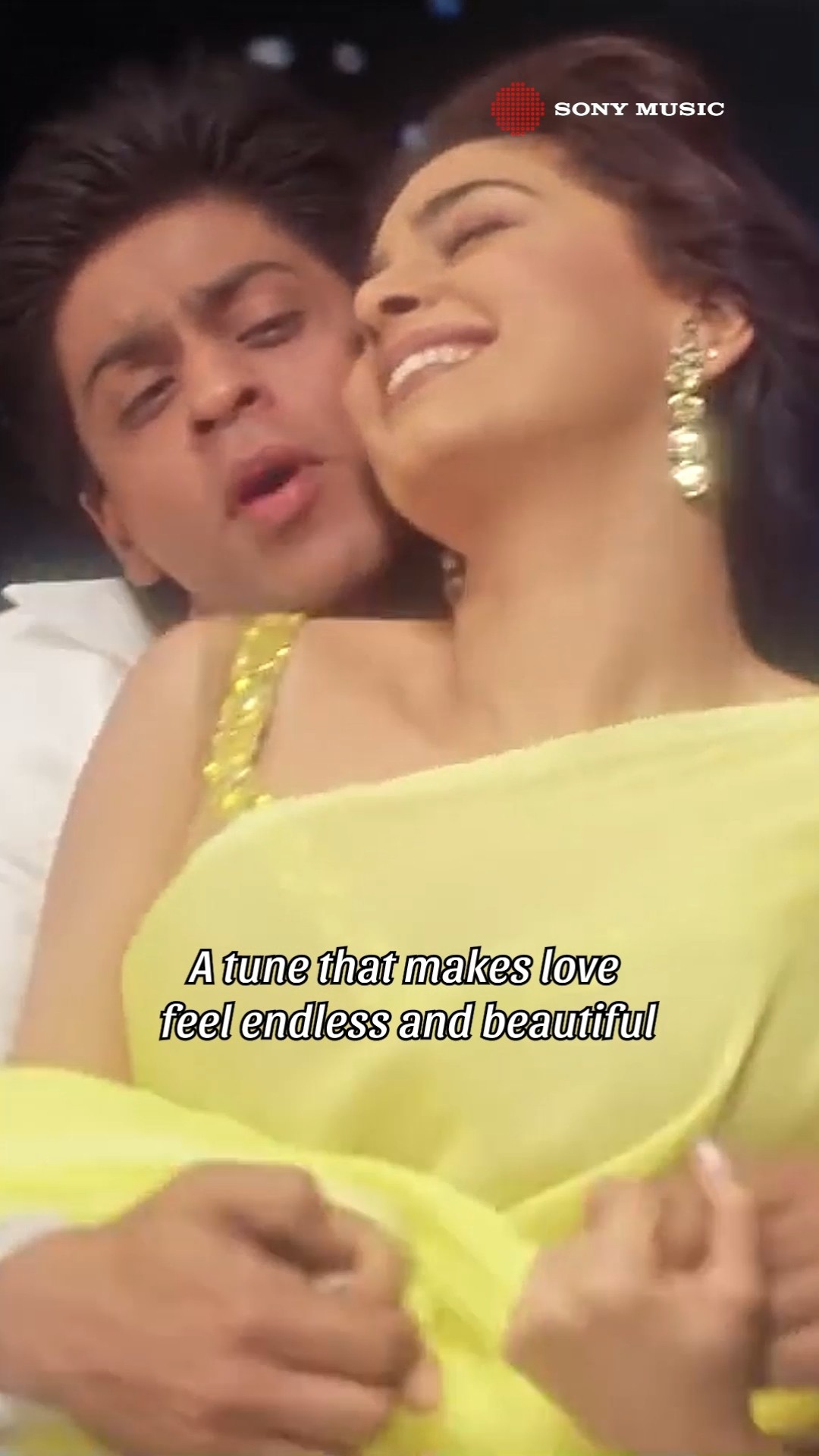 The energy of Aur Kya is unmatched! ❤️ #aurkya #shahrukh_khan #alkayagnik #juhichawla