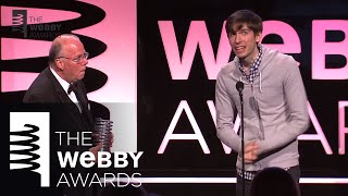 David Karp presents Steve Wilhite with the 2013 Lifetime Achievement Award at the 17th Annual Webbys