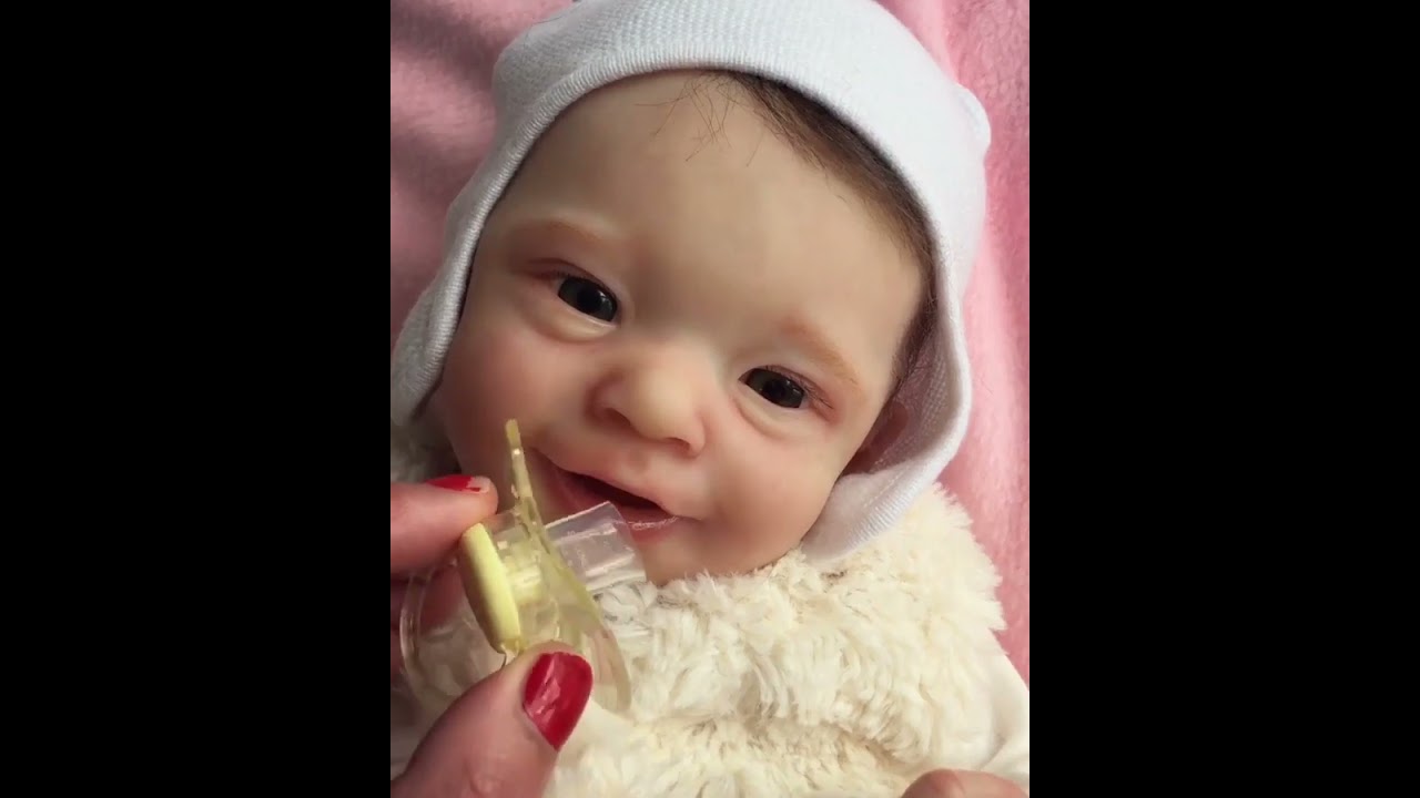 Sunny Vinyl kit doesn't need a magnet to hold her pacifier 😊 a little modification -