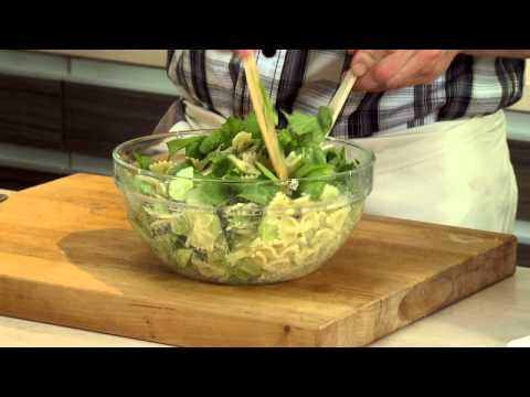 Video: Vihreä Salaatti Kesäkurpitsaa Ja Avokadoa