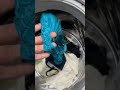 洗濯機の中にあるマイカの服とランジェリー。