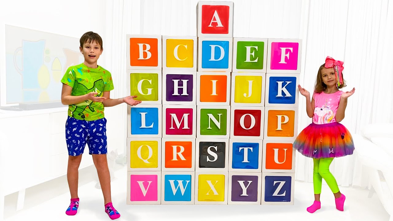 Макс играет с цветными кубиками и учит буквы