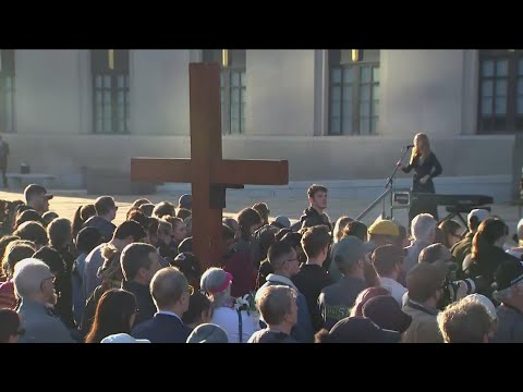 Vigil honors the 6 victims of Nashville school shooting - YouTube