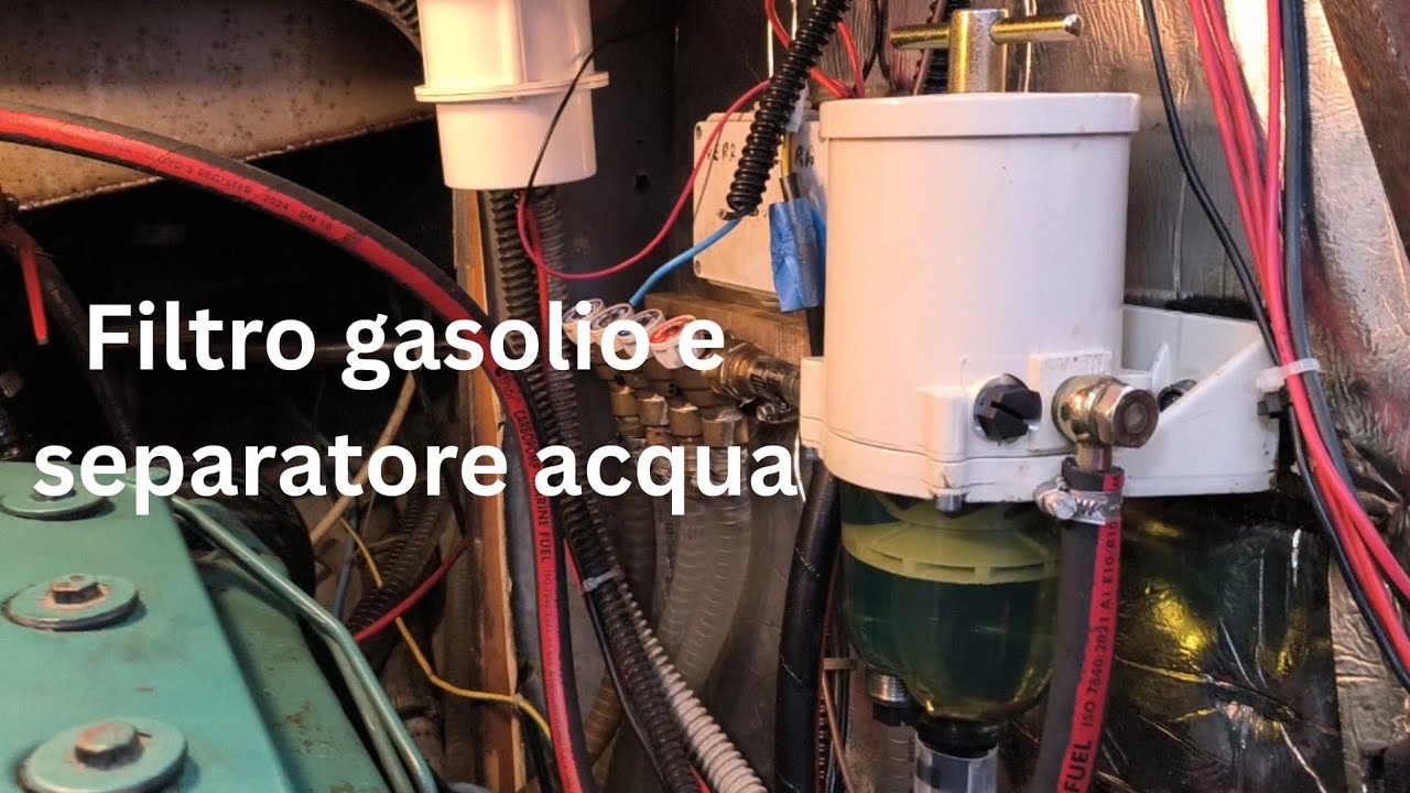 Filtro gasolio e decantatore centrifugo. Sostituzione per spurgo e cambio filtro più facili.