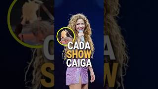 No Es De Extrañar Que Shakira Se Caiga En Cada Show.  