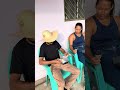 A esposa vai na rua fazer a feira