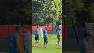 Lamine Yamal jokes with Cubarsí during Spain training session 😅