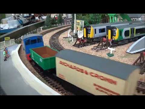 Hornby iTraveller Train set on Trakmat Layout