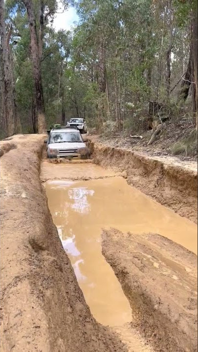Land Rover Discovery 3 enjoying some mud at Mt Disappointment. #lrmud #landrover #offroad