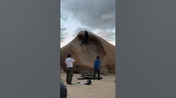 The Womb V-easy. #joshuatree #bouldering #climbing #rockclimbing