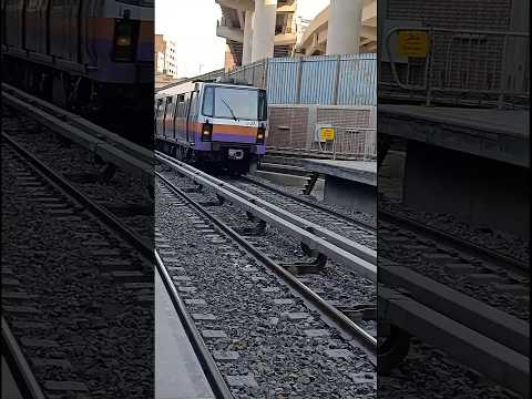 لازم تسمع صوت طقطقة عجل المترو وهو داخل المحطة