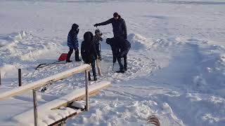 Добрыня, Богдан и папа готовят прорубь. "Ляпиха"- клуб моржей.