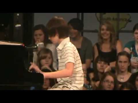 niño, canta igual a Lady Gaga.. child sings equals Lady Gaga..