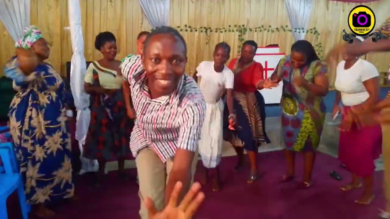 Wakulya wakiwasha kanisani 