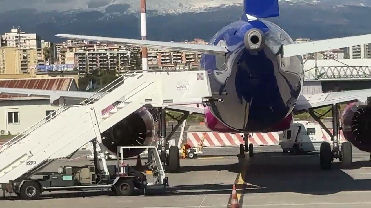 Ryanair B737-800 Landing In Catania Fortanarossa Airport Runway 26