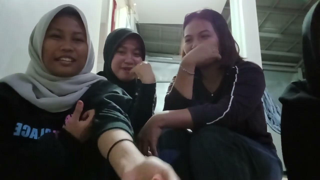 keseruan kita ber 4 main At least
