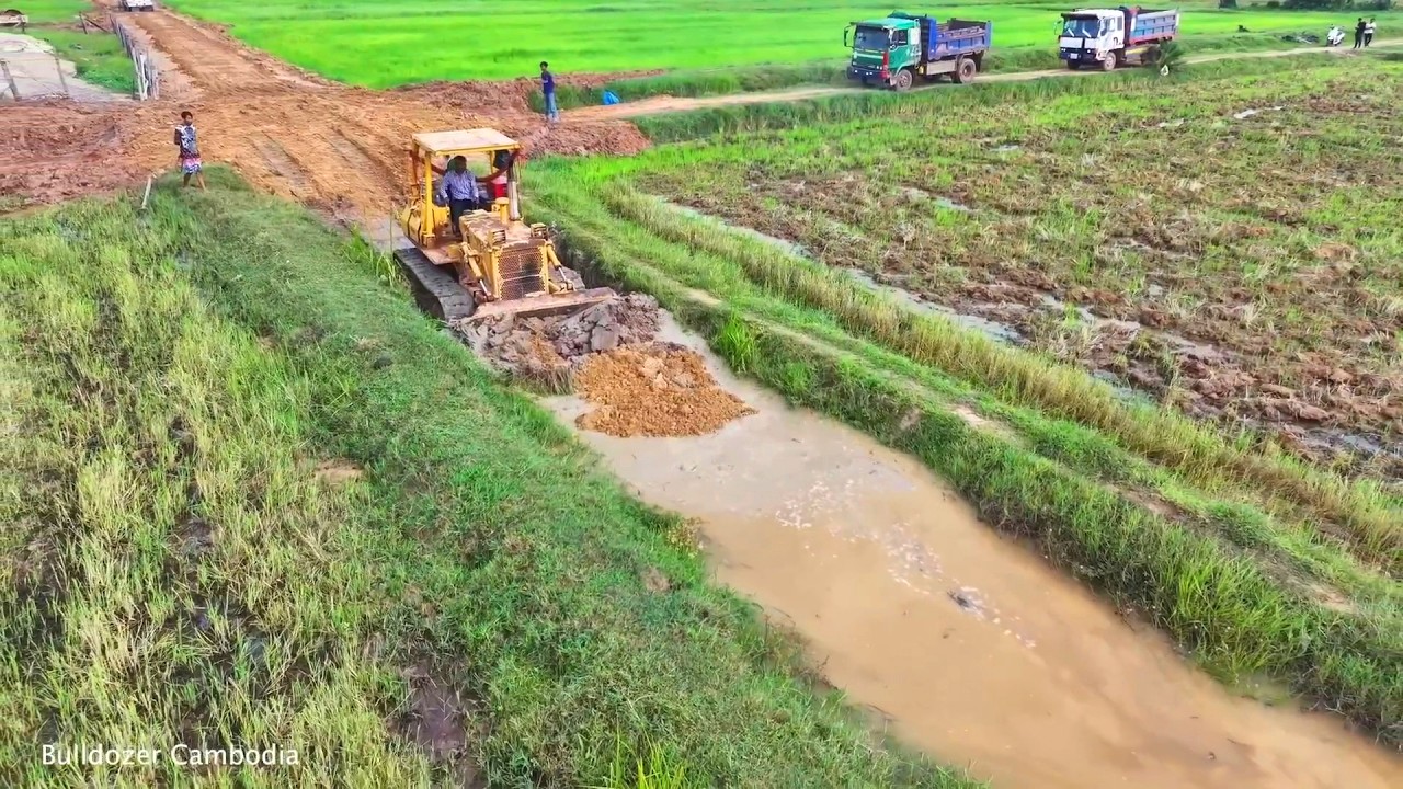 Experts push out mud   Pour good soil to build road in new project 50 meters