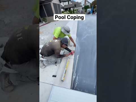 Укладка тротуарной плитки по всему периметру бассейна.