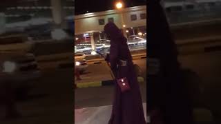 سعودي يستنكر الانفتاح في السعوديه ويقذف المرأة بحذائه