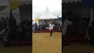 Safarel obiang dance le tchin tchin pour la Première dame de Côte d’Ivoire