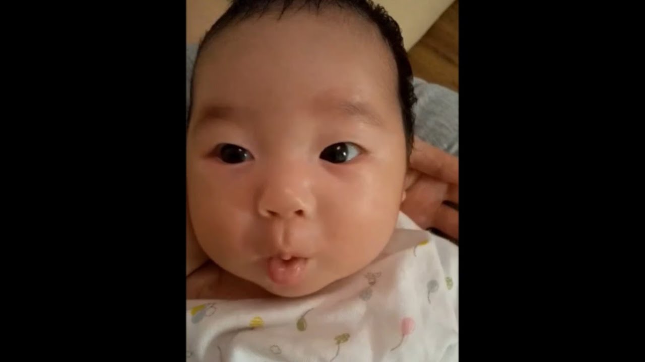 生後２ヶ月 可愛い顔でうんちを踏ん張る赤ちゃん Youtube