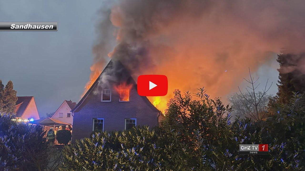 Wohnhaus für zwei Familien kurz vor Weihnachten durch Feuer zerstört - Ehrenamtliche im Großeinsatz