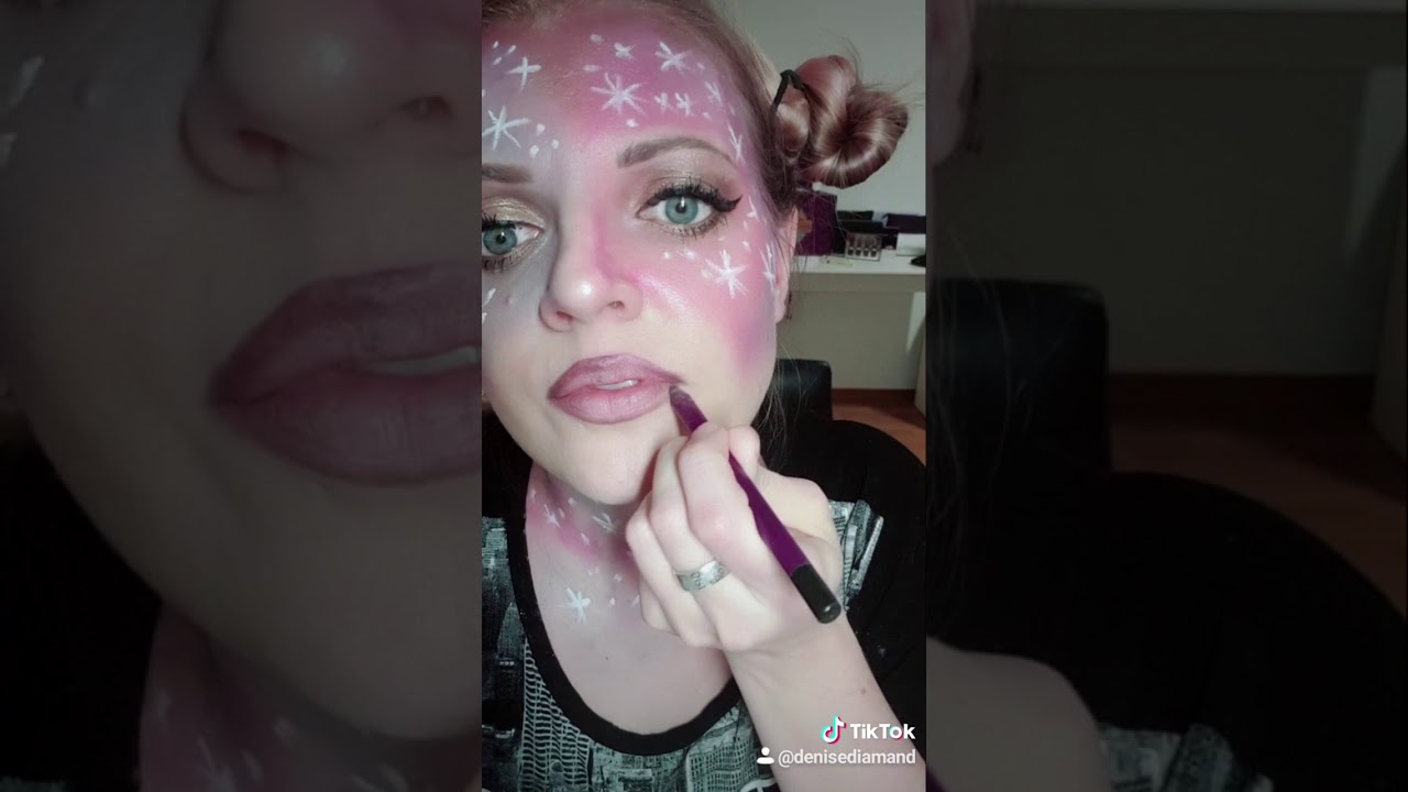 How to make your lips look bigger ������ - YouTube