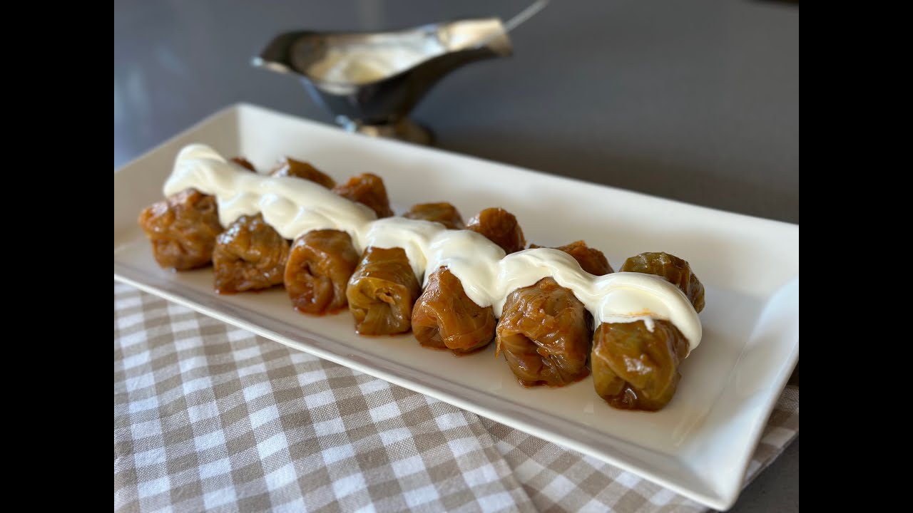 Rollitos de COL con carne(SARMALE)-Comida tradicional de RUMANIA 